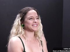 Ребята кончают на лицо сисястой блондинки после оральной оргии