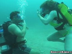 Подводный трах зрелой парочки в водолазных костюмах