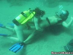 Подводный трах зрелой парочки в водолазных костюмах