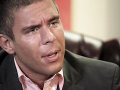 Хорошая секретарша сосет под столом член босса и трахается с ним