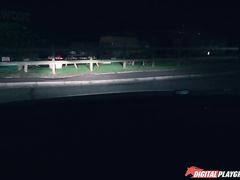 Татуированная проститутка трахается за деньги в темном переулке