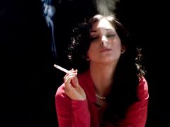Сексуальная курящая девушка сосет член парня не выпуская сигарету