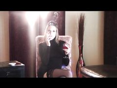 Фигуристая девушка с сигаретой устроила эротическое соло перед зеркалом