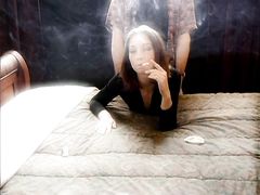 Курящая девушка и ее бойфренд трахаются в одежде на кровати