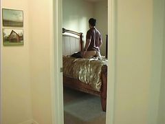 Курящая девушка трахается с парнем на скрытую камеру в спальне