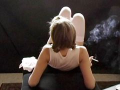 Курящая девушка в чулках трахается раком со своим парнем