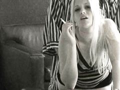 Парень занялся сексом с курящей блондинкой в позе догги стайл