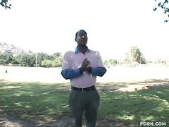 Негр можно и жестко жарит европейку в узкую и сочную пизденку