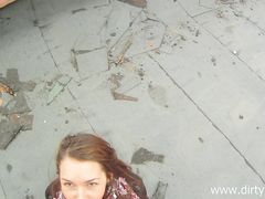 Общительная русская девушка занялась сексом на улице за деньги