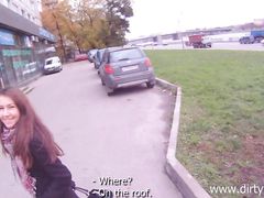 Общительная русская девушка занялась сексом на улице за деньги