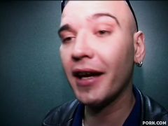 Бритоголовый пикапер трахнул за деньги зрелую худую телку