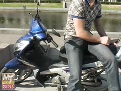 Легкодоступная девушка занялась сексом на мотоцикле с русским пикапером