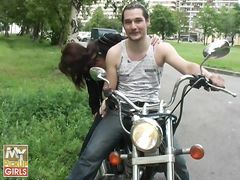 Продажная телка и байкер занялись спонтанным сексом на мотоцикле
