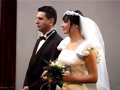 Озабоченный жених и его друга трахают невесту на свадьбе в две дырки