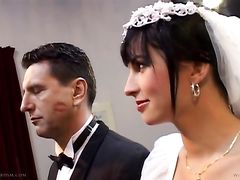 Озабоченный жених и его друга трахают невесту на свадьбе в две дырки