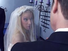 Жених и его друзья устроили групповуху с невестой после свадьбы