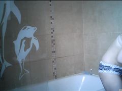 Голая девушка засветилась на скрытую камеру в ванной отеля