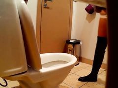 Телочка с красивой попкой писает в туалете с видеонаблюдением