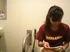 Писающие азиатки не замечают скрытой камеры в женском туалете кафешки