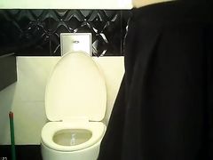 Азиатки с волосатыми пилотками писают в туалете перед скрытой камерой