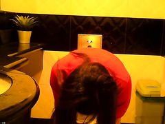 Торопящиеся азиатки не замечают скрытую камеру в женском туалете