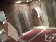 Голая мокрая девушка принимает душ перед скрытой камерой