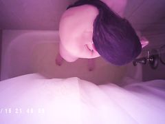 Скрытая камера в душе отеля сняла моющуюся красивую брюнетку