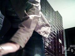 Девушка с красивой попкой писает в туалете перед скрытой камерой