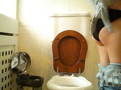 Писающая девушка засветила киску на мини камеру в туалете
