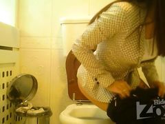 Крошка с красивой попой писает на скрытую камеру в женском туалете