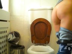 Скрытая камера в женском туалете снимает ссущую девушку с красивой попой