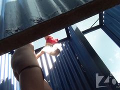 Парень подглядывает за переодевающейся девушкой на пляже