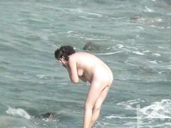 Беременная нудистка отдыхает на пляже не замечая видеонаблюдения