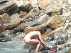 Стройные голые девушки на пляже привлекли внимание вуайериста