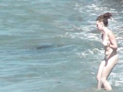 Вуайерист со скрытой камерой на пляже подсматривает за голыми телками
