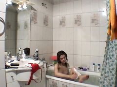 Щуплая русская девушка Маша бреет пизду в ванной комнате