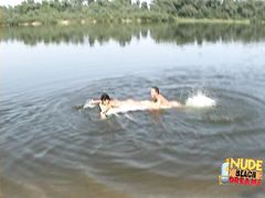 Классный пикник на пляже с голой беременной девушкой и ее товарищами