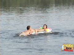Отдыхающие русские нудисты на пляже веселяться и развлекаются