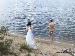 Извращенец подглядывает на пляже за парочкой русских нудистов