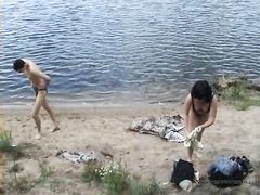Извращенец подглядывает на пляже за парочкой русских нудистов
