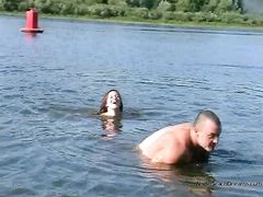 Сексуальная русская пара искупалась перед сексом на пляже