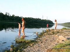 Довольные русские ребята помылись в озере после группового секса