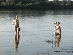 Привлекательная русская девушка позирует голышом на озере