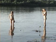 Привлекательная русская девушка позирует голышом на озере