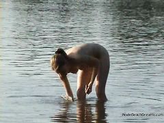 Вуайерист подсматривает на пляже за купающимися голышом ребятами