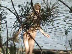 Красивая блондинка с волосатой киской не заметила подглядывания на пляже