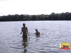 Обычные русские ребята купаются и загорают голышом на озере
