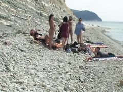 Русские ребята без комплексом устроили групповой нудизм на пляже