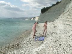 Русские ребята без комплексом устроили групповой нудизм на пляже