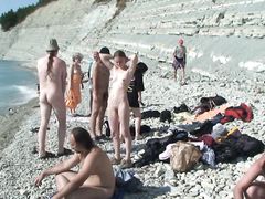 Голые нудисты на пляже светят прелестями перед вуайеристом с камерой